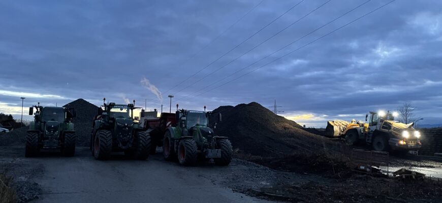 Muldenkippertransport, Bahnbaustelle in Peißenberg